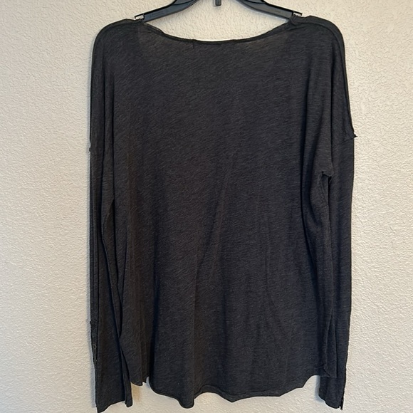 Women’s We The Free gray vneck tshirt in a small - Picture 3 of 5